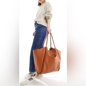 Oversized 🆕 gorgeous vegan leather wing tote bag in tan. 😍 Lovely color!